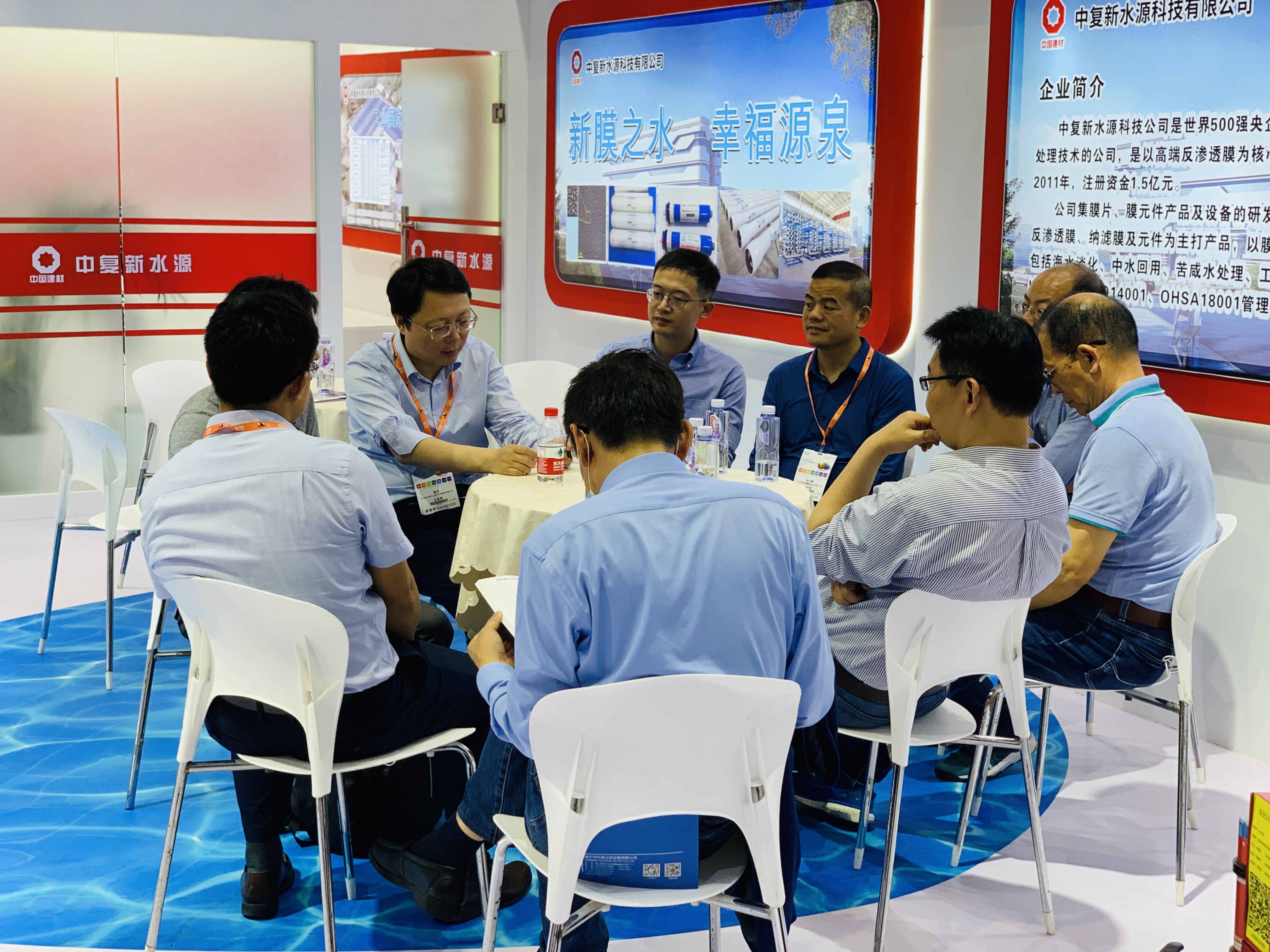 202106031727111622712431151619.jpg 图:业内人士观摩咨询.jpg