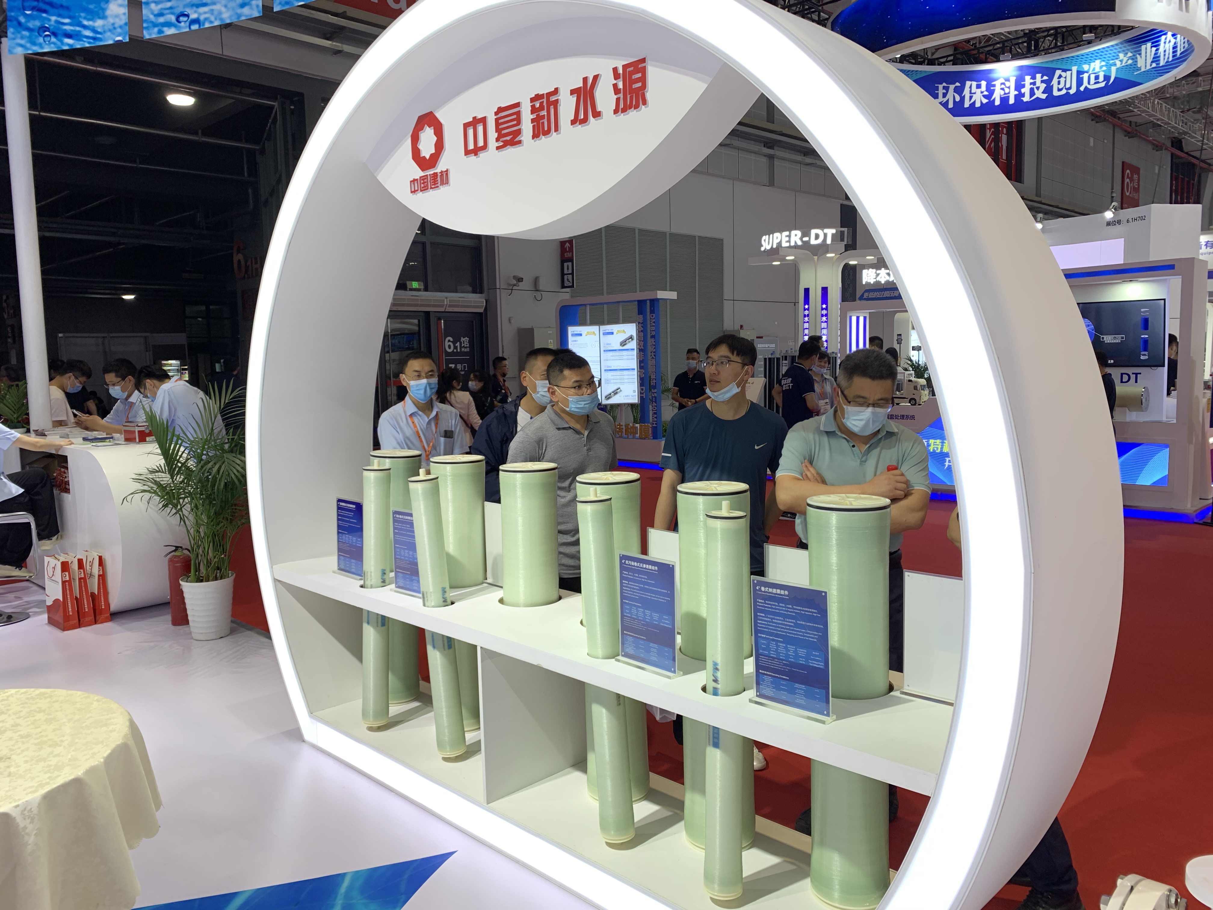 202106031728101622712490466045.jpg 图:RO反渗透膜组件产品展柜.jpg