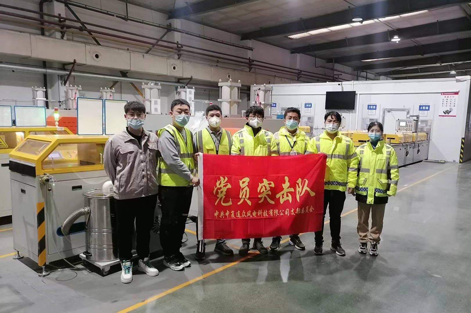 202212010934171669858457462520.jpg 风电科技拉挤生产线突击队.jpg